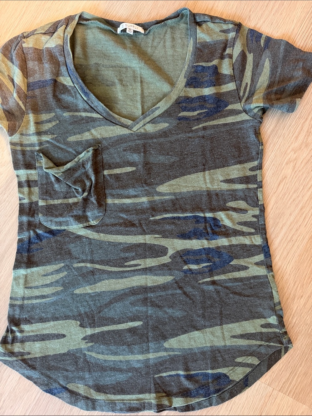 Women’s Z Supple Camo V-Neck Pocket Tee - Green & Olive